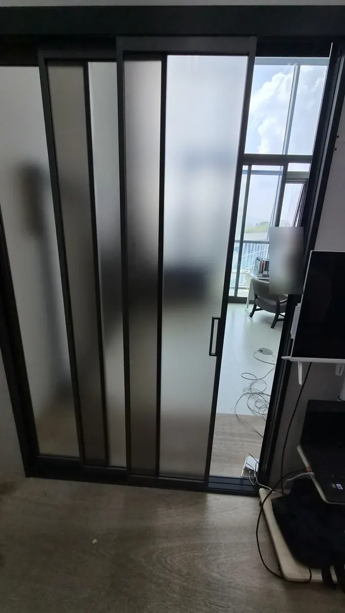3연동 중문 와이어 수리 — 반쯤 열린 3연동 중문